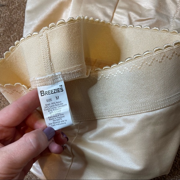Breezies shapewear medium mid thigh beige slimming GREAT CONDITION - Picture 4 of 4